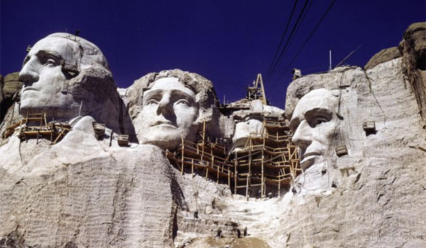 prace nad Mount Rushmore