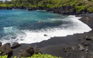 czarna plaża Maui
